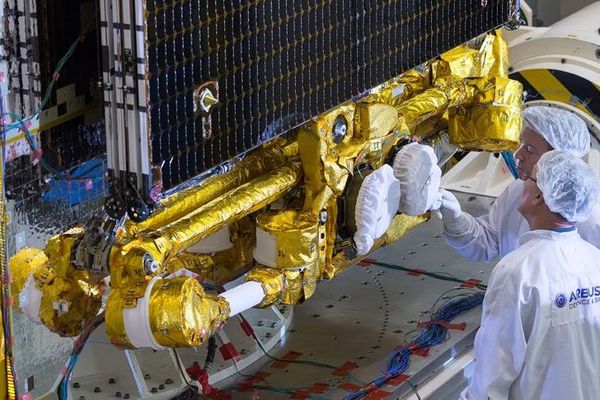 Un précédent satellite, le "172B", lors de sa construction chez Airbus, pour Eutelsat