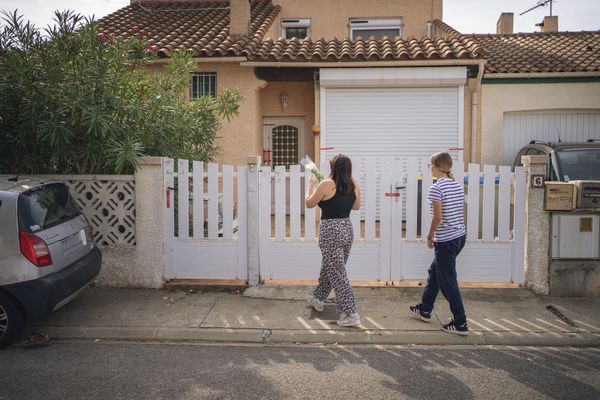 Des habitants viennent déposer une rose devant la maison où l'adolescent de 14 ans a été retrouvé mort.