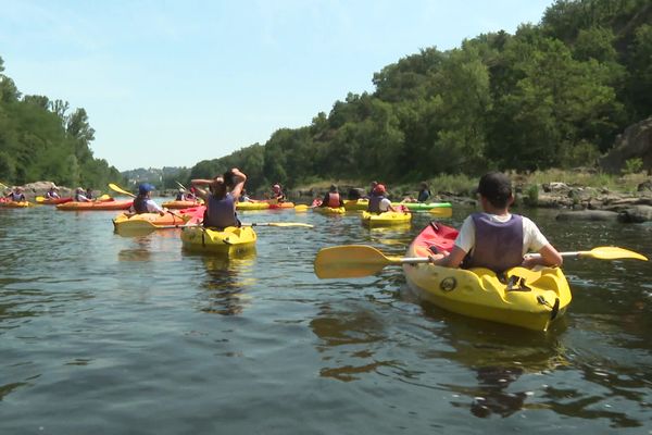 Dans le cadre d’un stage avec la base de loisirs de Loire Forez, des jeunes descendent la Loire en canoë-kayak.