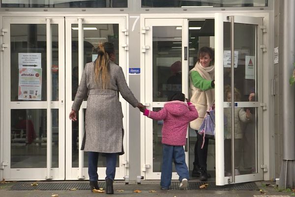 Ce jeudi 21 novembre, les établissements scolaires du Puy-de-Dôme étaient fermés l'après-midi en raison de vents violents.