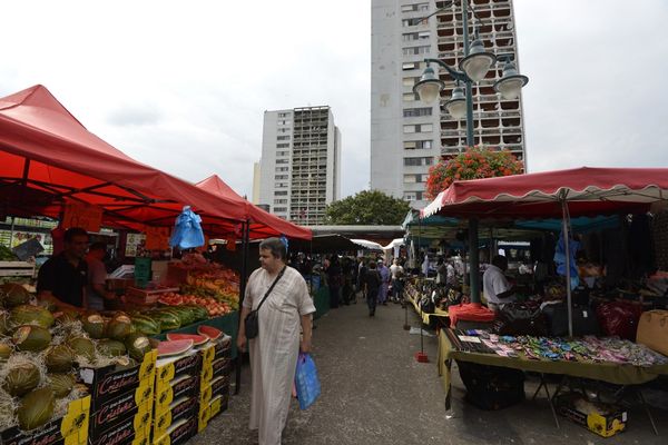 Le marché du Val-Fourré market à Mantes-la-Jolie situé à 57 kilomètres de Paris et photographié en 2014.
