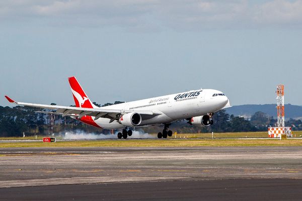 L'Airbus A330-200 de la compagnie australienne Qantas a été contraint d'atterrir en urgence, lundi 25 mars 2024 à l'aéroport de Perth (Australie).