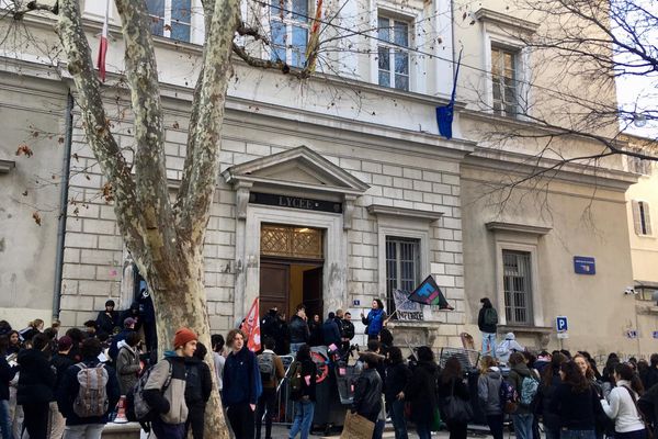 Blocage du Lycée Thiers à Marseille le 7 mars au cours de laquelle des lycéens ont été interpellés puis placés en garde à vue.