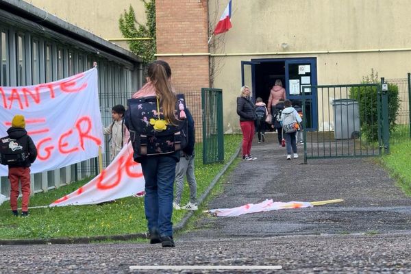 L'école Pablo Picasso à Vesoul contient de l'amiante. Les parents sont inquiets et réclament des travaux.