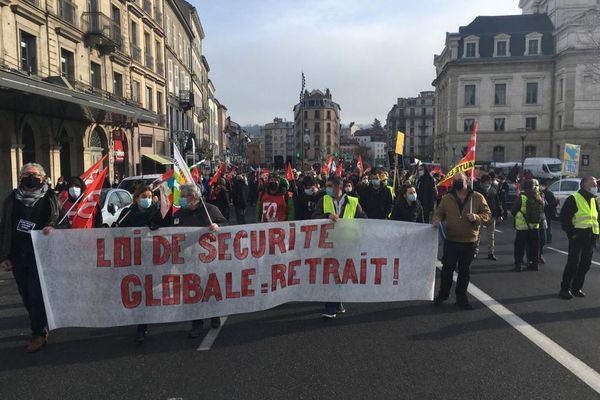 Près de 350 personnes sont venues manifester dans les rues du Puy-en-Velay, en Haute-Loire, contre la proposition de loi "sécurité globale". 