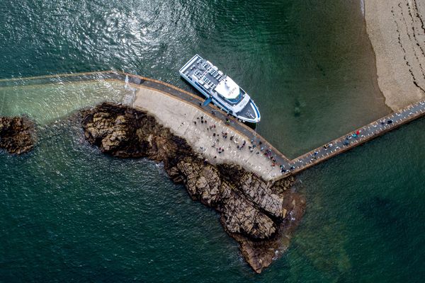 L'embarcadère pour l'île de Bréhat, avec un bateau prêt à embarquer des passagers