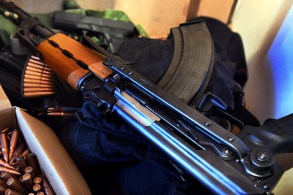 PHOTO D'ILLUSTRATION : ARMES DE POING FUSIL D'ASSAUT KALACHNIKOV ou AK 47