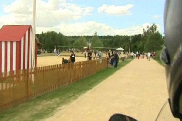 A scooter ou à vélo, des médiateurs parcourent la base de loisirs de Beauvais.