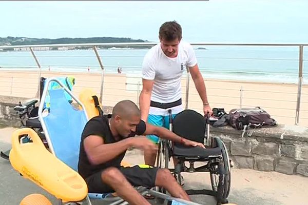 Jérôme est accompagné d'un handiplagiste qui l'aide à passer de son fauteuil au tiralo. 