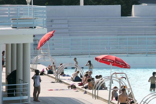 Dès la réouverture de la piscine Nakache à Toulouse (Haute-Garonne), mercredi 10 Août, des habitants sont venus s'y rafraichir.