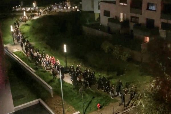 Vers 22 heures, le cortège de manifestants est notamment passé dans le quartier de la Bellangerais, avant d’être encerclé par les forces de l’ordre.