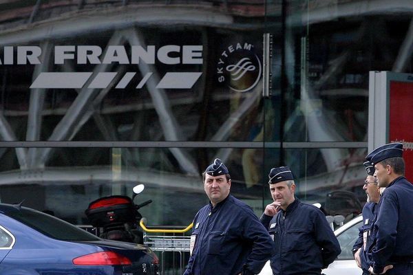 Des gendarmes devant le terminal E2 de l’aéroport de Roissy, le 23 mai 2004, après l’effondrement de la structure qui provoquera la mort de quatre personnes.