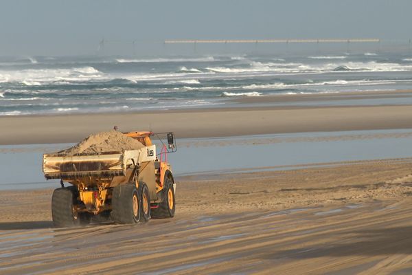 Des camions chargent du sable un peu plus loin et viennent renforcer la plage centrale de Biscarrosse, au nord des Landes.