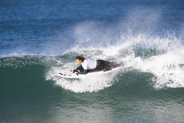 Katell à l'oeuvre, pendant le championnat de France de surf à Hossegor