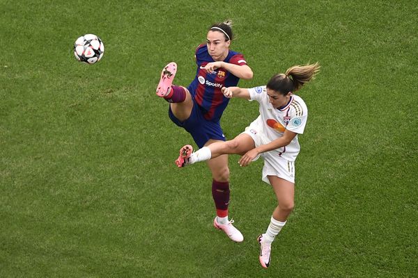 La défenseure du Barça, Lucy Bronze, et la milieu de terrain lyonnaise, Danielle van de Donk se disputent le ballon lors de la finale de la Ligue des champions féminine le 25 mai 2024.