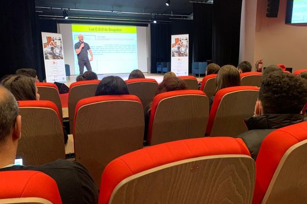 A Carcassonne, dans le cadre de la semaine de la presse à l'école, des lycéens participent à un atelier sur les médias, avec une partie importante consacrée aux réseaux sociaux.