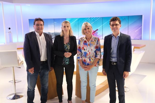 Législatives 2022 : le débat de la 5e circonscription de la Loire. De gauche à droite sur la photo : Eric Garrivier (journaliste Le Progrès), Claire Exbrayat (journaliste France 3 Loire), Nathalie Sarles (députée sortante - Renaissance Ensemble), Antoine Vermorel-Marques (candidat LR). 15/6/22