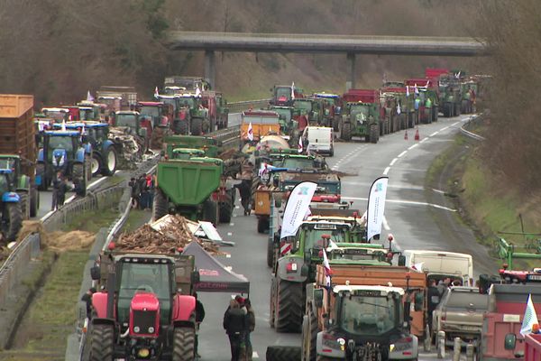 Depuis mercredi, la circulation est coupée sur l'A10 au niveau de Saintes.