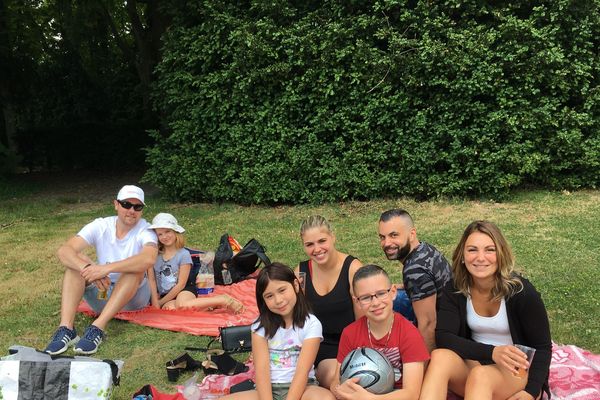 Ils sont venus entre amis fêter la fin du confinement au parc de Champagne ! 