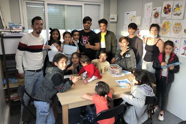 L'accompagnement et le soutien scolaire se passe dans un algeco situé sur le camp de roms.