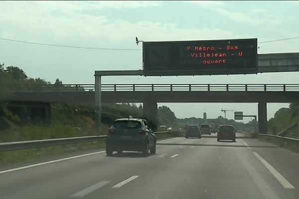 Panneau de signalisation lumineux sur la rocade de Rennes