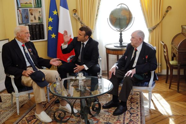Jacques Lewis (à gauche) discute avec le président de la République Emmanuel Macron et avecx le vétéran Léon Gautier le 6 juin 2019 à la mairie de Bazyeux.