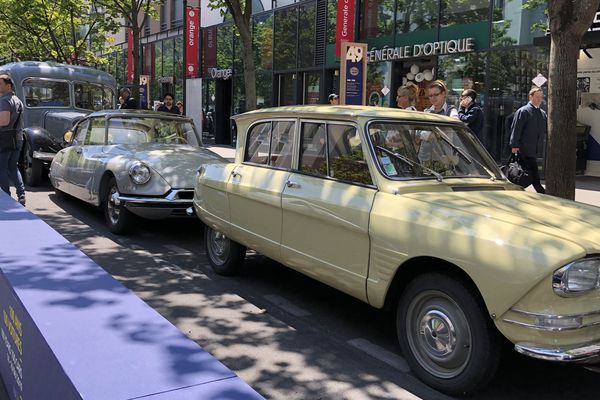 Citroën expose 100 de ses modèles rue Linois dans le XVe arrondissement de Paris.