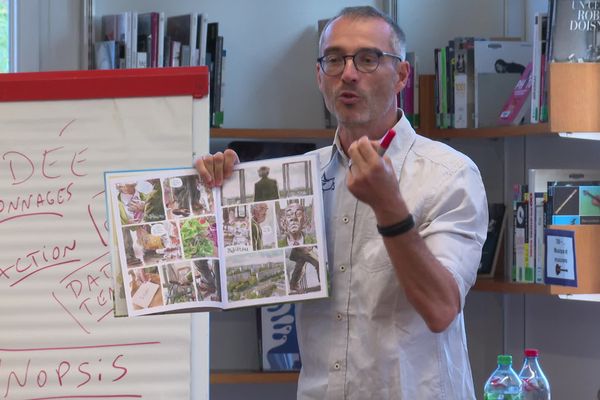 Pierre-Roland Saint Dizier parle de sa BD, Plein ciel, à des collégiens lors d'une rencontre à la bibliothèque des Coteaux à Mulhouse.