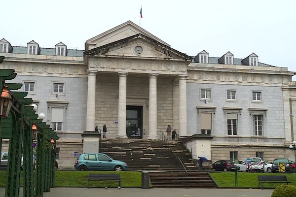 Un homme de 32 ans était jugé au palais de justice de Pau ce lundi 25 janvier pour avoir menacé une enseignate de lui "couper la tête".