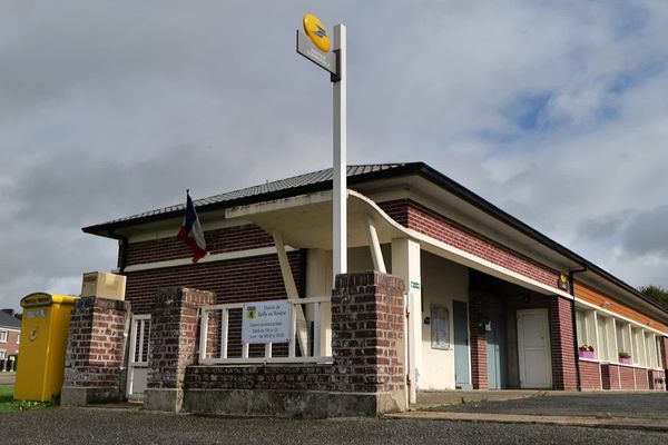 A Bailly-en-rivière, près de Dieppe, l'ancienne école entièrement rénovée accueille désormais une agence postale communale et la mairie.