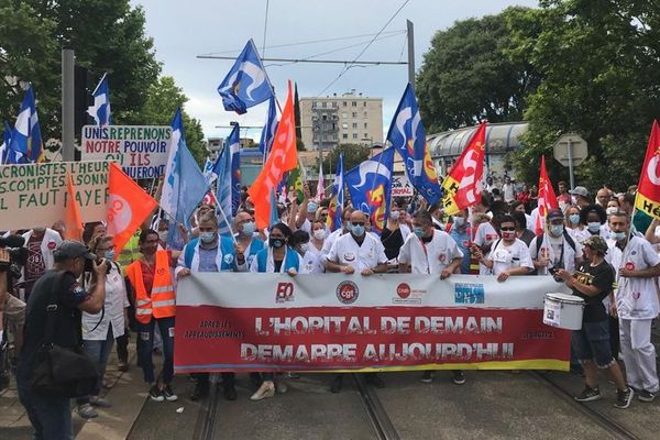 Plusieurs centaines de personnels soignants rassemblés devant le CHU de Montpellier pour réclamer des moyens