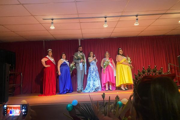 Cassandra sur le podium lors de l'élection de Miss Diamantissime 2024 en Poitou-Charentes.