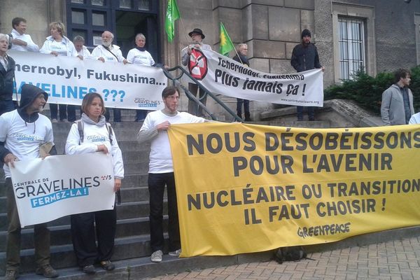 Les militants de Greenpeace ce lundi devant le tribunal de Dunkerque.