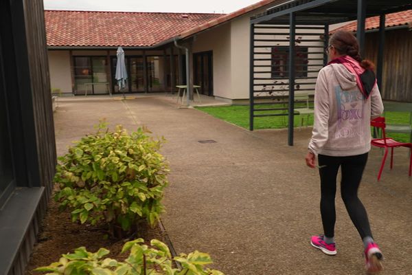 Valérie marche jusqu'à 20 km par jour dans le village Alzheimer qui s'étend sur cinq hectares à Dax. Elle y est libre d'aller et venir comme elle le souhaite. "Je ne sais pas pourquoi, mais je suis bien, je suis très bien".