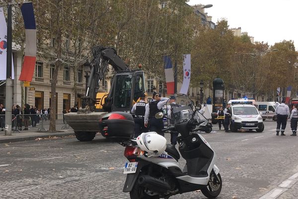 Un engin de chantier a renversé une petite fille, sur l'avenue des Champs-Elysées, le 12 octobre 2018.