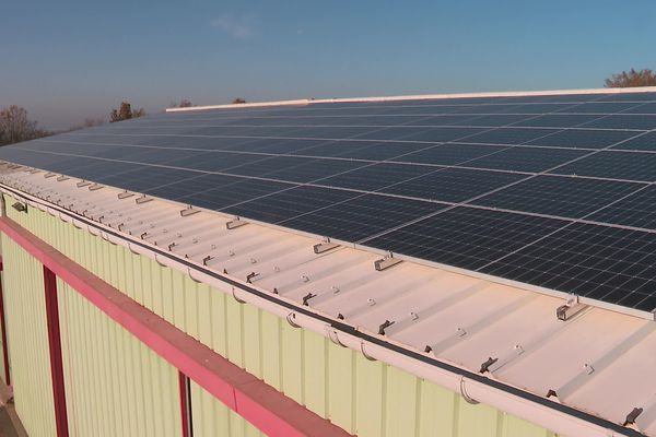 Sur ce hangar municipal : 200 mètres carrés de panneaux solaires qui fourniront l'électricité pur 15 ménages pendant un an