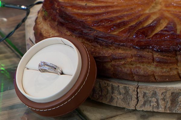 Rassurez-vous, la bague ne sera pas directement placée dans la frangipane !