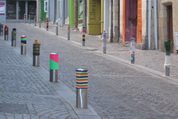 Les potelets du centre-ville de Nevers seront plus colorés que d'habitude.