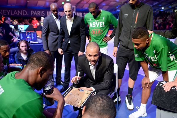 T.J.Parker, entraîneur de l'ASVEL et ses joueurs lors de la Leaders Cup