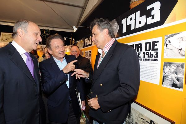 Jean-Claude Nallet (à droite) avec Laurent Fabius et Michel Drucker pour l'ouverture de l'espace Jacques Anquetil à Rouen (Normandie), le 12 juin 2012.