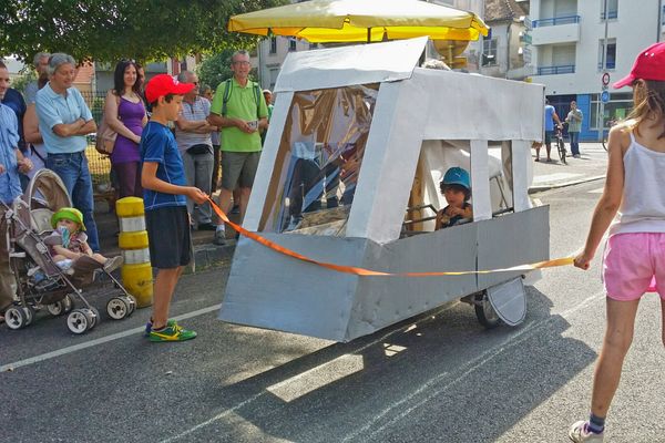 Un faux tram sur de faux rails est arrivé ce samedi matin