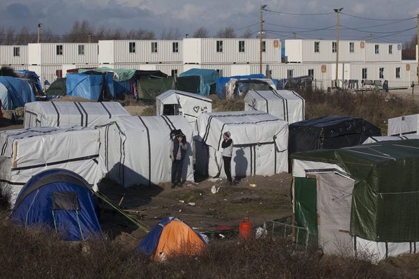 Le nombre de migrants dans la jungle de Calais fait l'objet d'une querelle de chiffres.