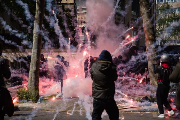 Depuis plusieurs années, les forces de l'ordre sont la cible de tirs de mortiers d'artifices comme ici en 2016 lors au commissariat de Champigny-sur-Marne (Val-de-Marne).