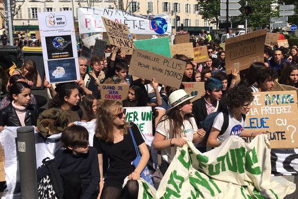 La jeunesse continue de se mobiliser pour le climat. A l’appel du collectif Youth for Climate, les jeunes sont allés dans la rue vendredi 24 mai, dans toute la France et notamment à Clermont-Ferrand. 