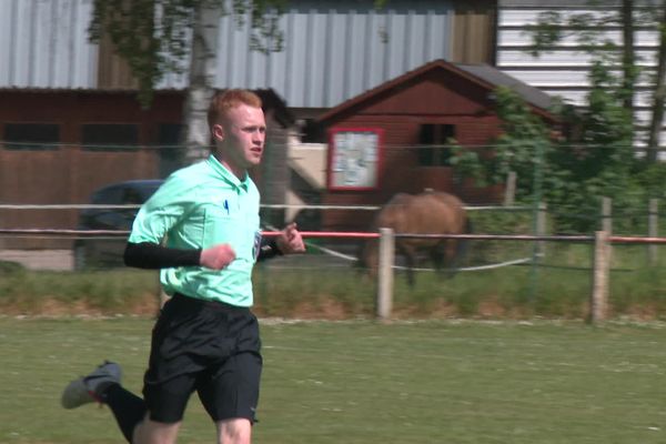 Théo Boucher foule de nouveau les terrains de football. Ce 14 mai, il arbitre un match U15 à Conty-Loeuilly, dans la Somme.