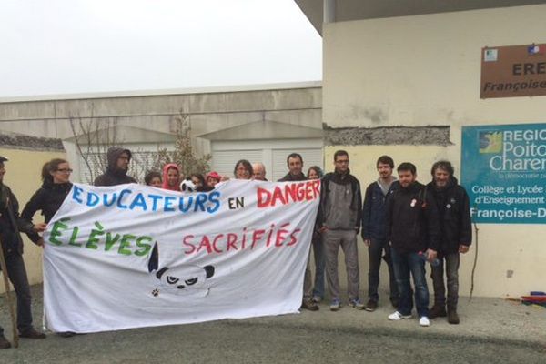 Les enseignants de l'EREA de St-Aubin-le-Cloud (79) sont en grève depuis le 15 mars dernier.