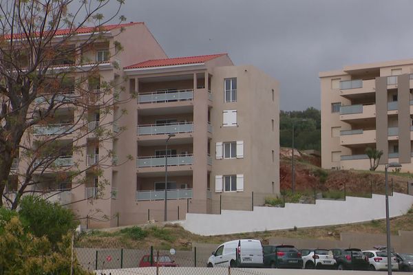 À Bastia, les appartements du projet imomobilier Vista e Mare construits à proximité du centre-ville devaient être livrés il y a cinq ans, mais de nombreux propriétaires n'ont pas encore les clefs.