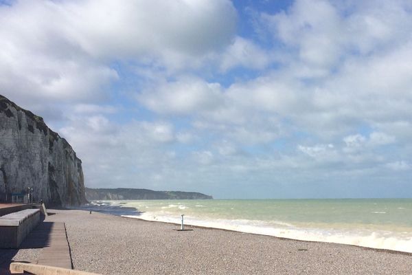 La plage de Dieppe, 1 kilomètre et demie est vaste. Elle permet d'envisager une réouverture. La sagesse des hommes fera le reste....