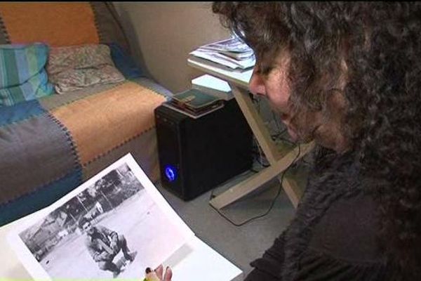 Françoise Contreau, devant la photo de son père