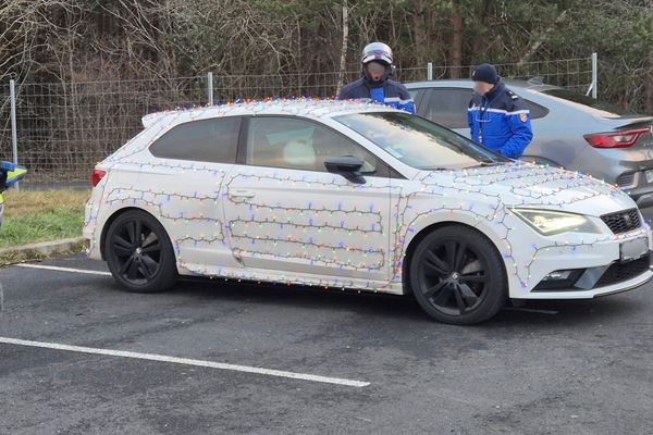 La voiture du contrevanant était décorée de guirlandes, ce qui est formellement interdit.